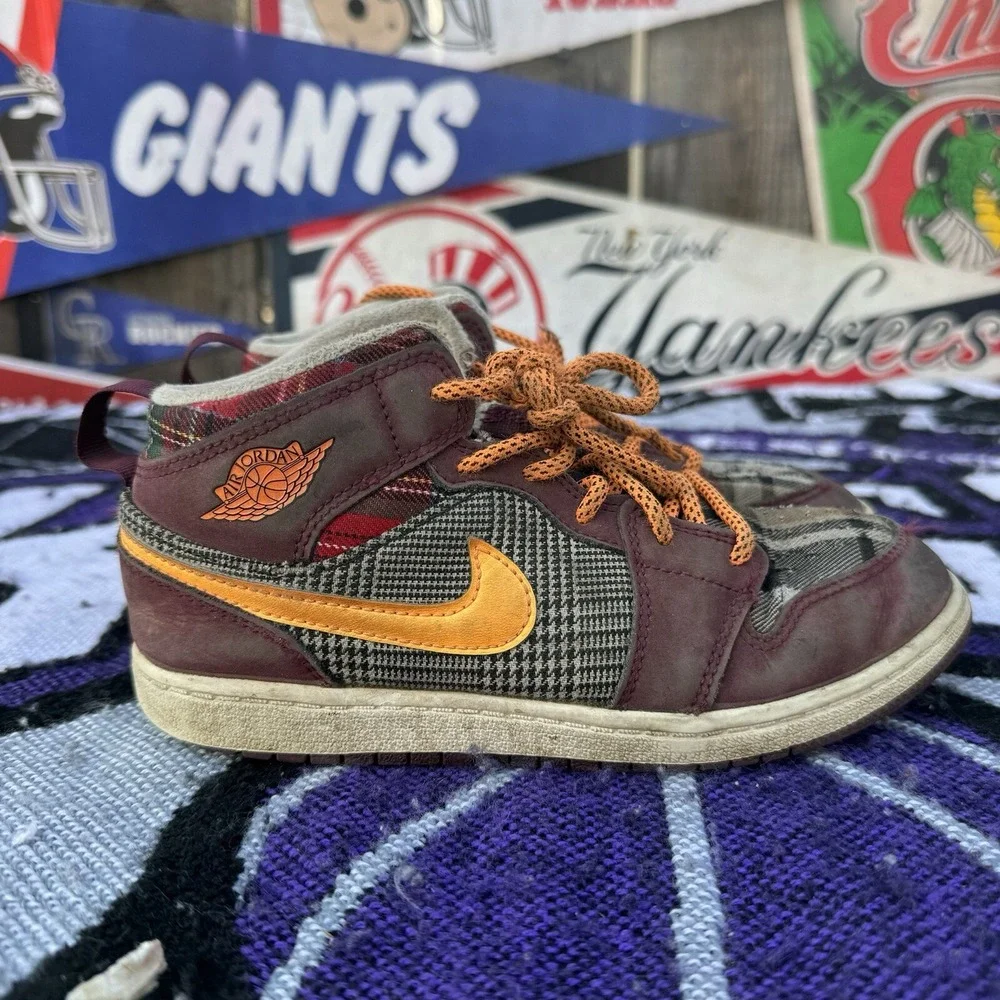Size 2Y - Nike Air Jordan 1 Mid SE (PS) Night Maroon/Total‎ Orange FD5461-608